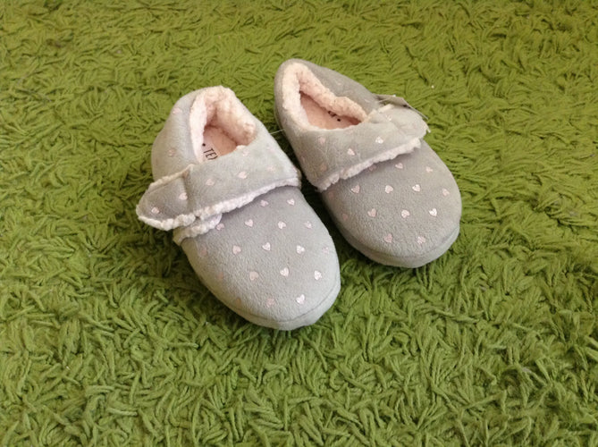 NEUF pantoufles ouatinées gris coeurs roses (taille petit), moins cher chez Petit Kiwi