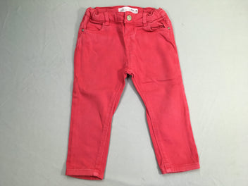 Pantalon rouge, légèrement décoloré