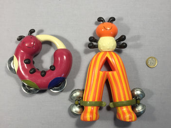 2 instuments de musique - grelots et 1 maraca avec castagnettes