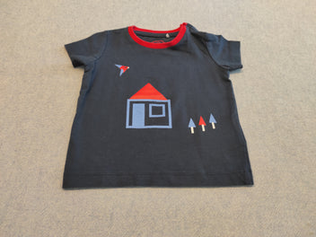 T-shirt m.c bleu marine maison, oiseau, sapins géométriques