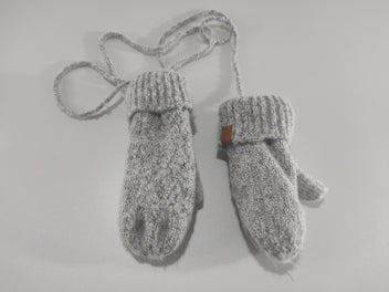 Moufles gris chiné, intérieur polar attachées ensemble par une ficelle