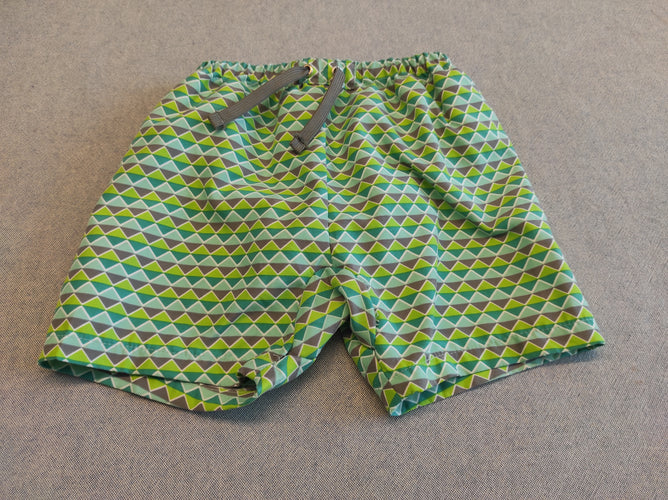 Maillot short avec couche intégrée motifs triangle verts, bleus, gris, moins cher chez Petit Kiwi