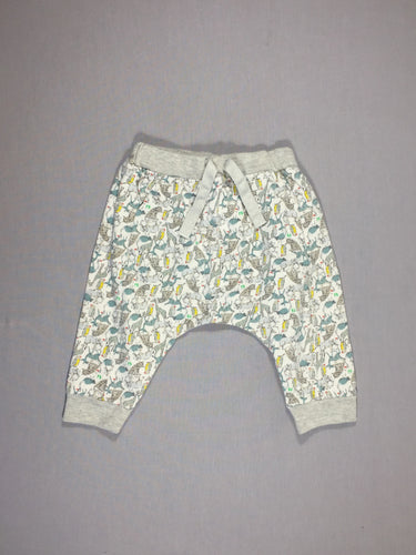 Pantalon molleton léger- blanc avec petits animaux bleu clair/gris/jaune, moins cher chez Petit Kiwi