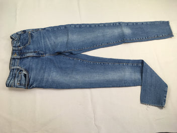 Jeans effet effiloché dans le bas