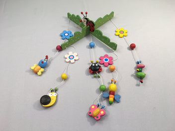 Mobile en bois insectes multicolores
