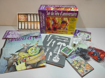 NEUF Set de fête d'anniversaire  sorcières et fantômes pour 10 enfants (cartes d'invitations legèrement pliées) 6+