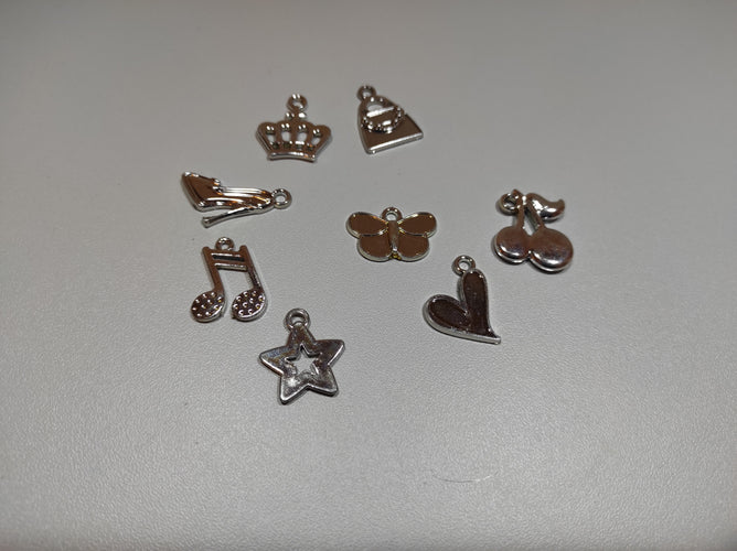 Lot de 8 pendentifs en plastique argenté pour création de collier, moins cher chez Petit Kiwi