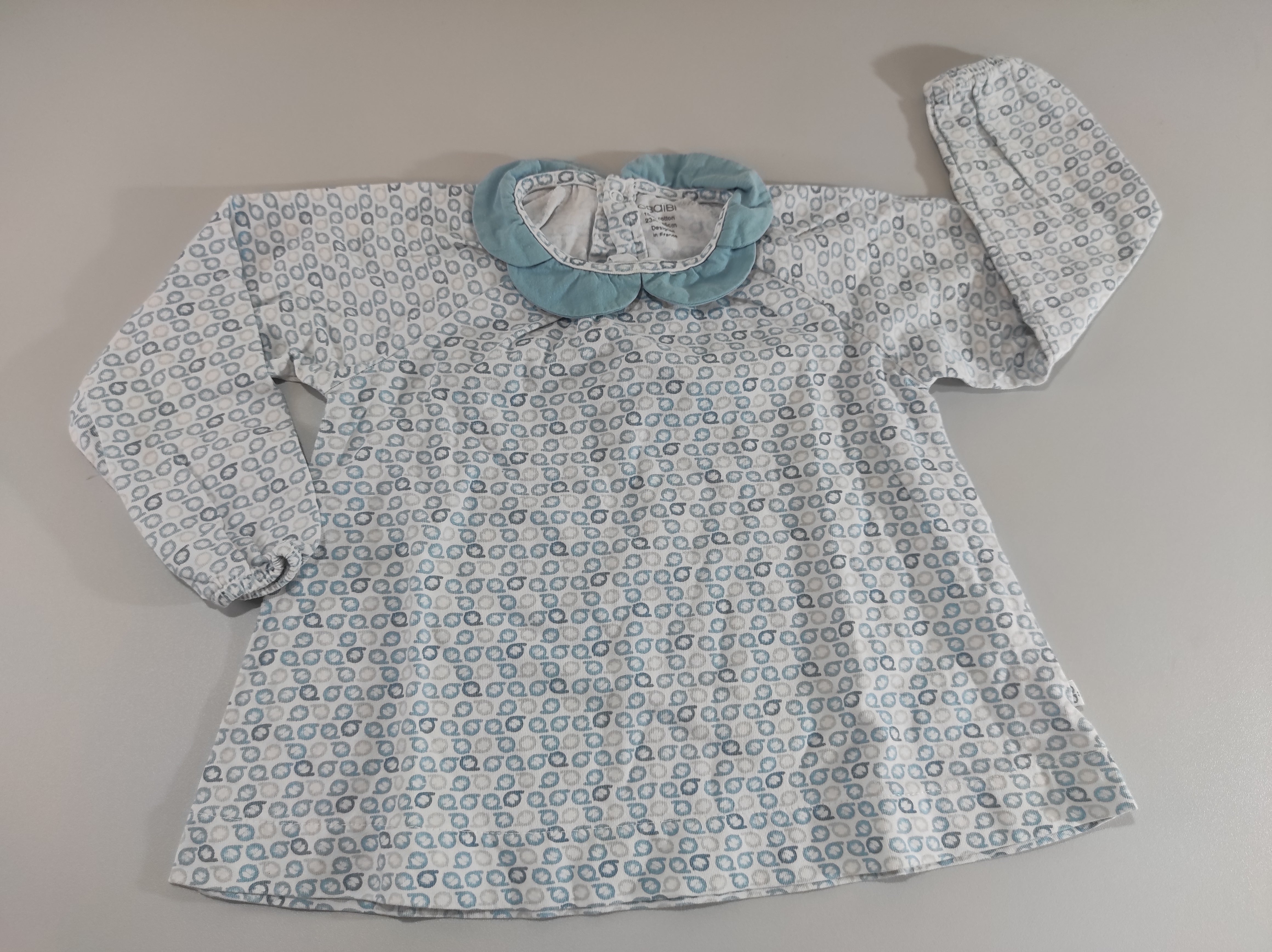 T-shirt m.l blanc , motifs bleus, gris col bleu