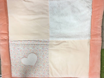 Tapis de parc/jeu velours beige/rose fleurs/coeur
