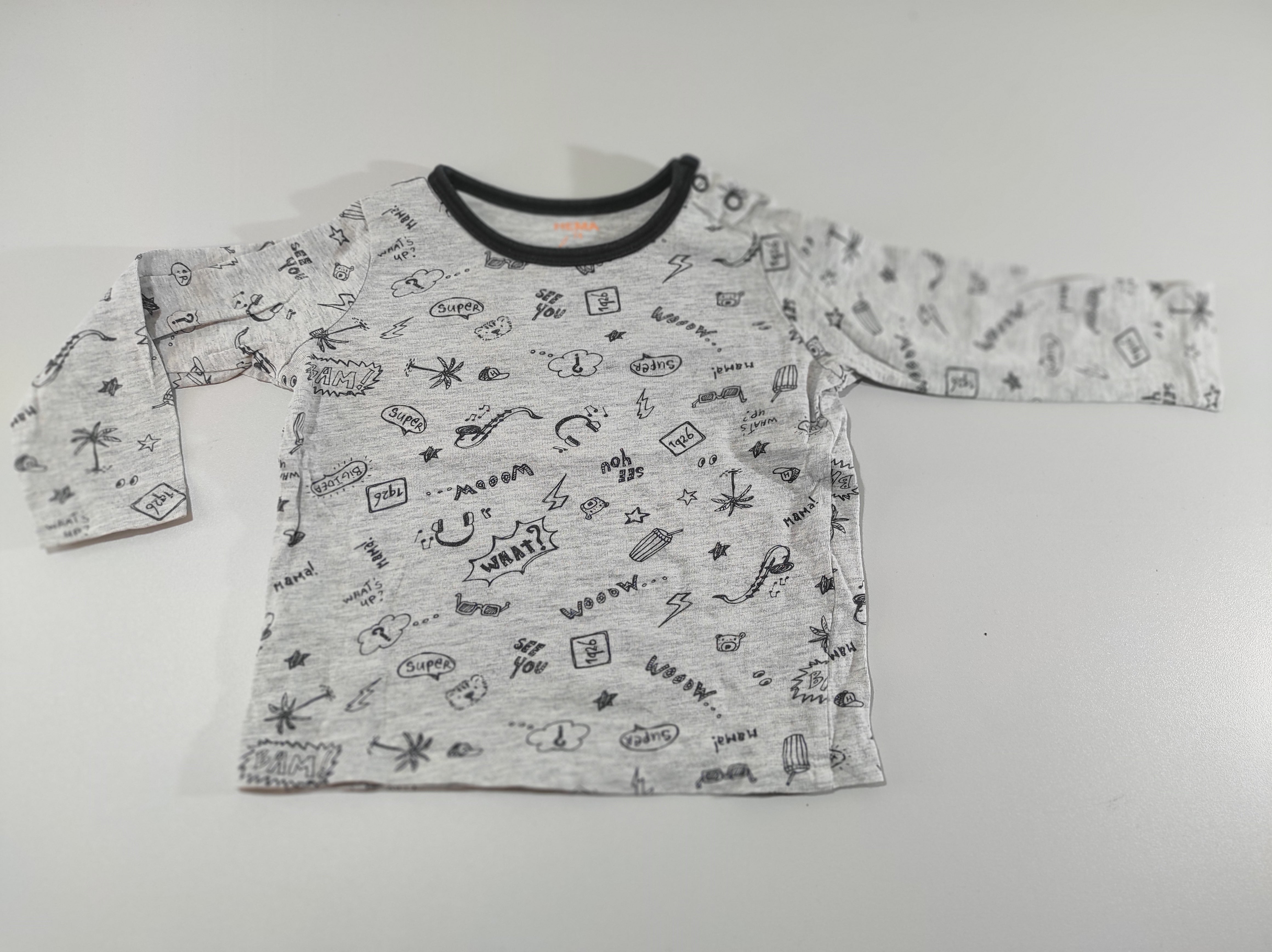 T-shirt m.l en jersey gris clair flammé motifs bleu marine ( palmiers, éclairs,...)