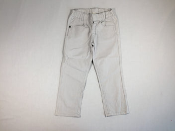 Pantalon gris clair ligné blanc en toile