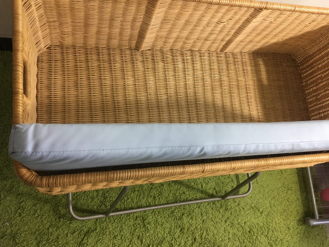 Berceau en osier à bascule avec matelas offert évolutif avec cheval à bascule, valeur neuf 400euros, moins cher chez Petit Kiwi