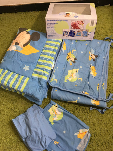 Set premier tour de lit, tapis d'éveil, drap de lit et drap-housse Mickey, moins cher chez Petit Kiwi