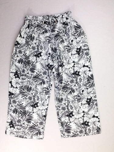 Pantacourt blanc fleurs noir, moins cher chez Petit Kiwi